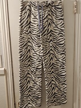 KC Cozy Gray & White Zebra Print Lounge Pants, Size Large.